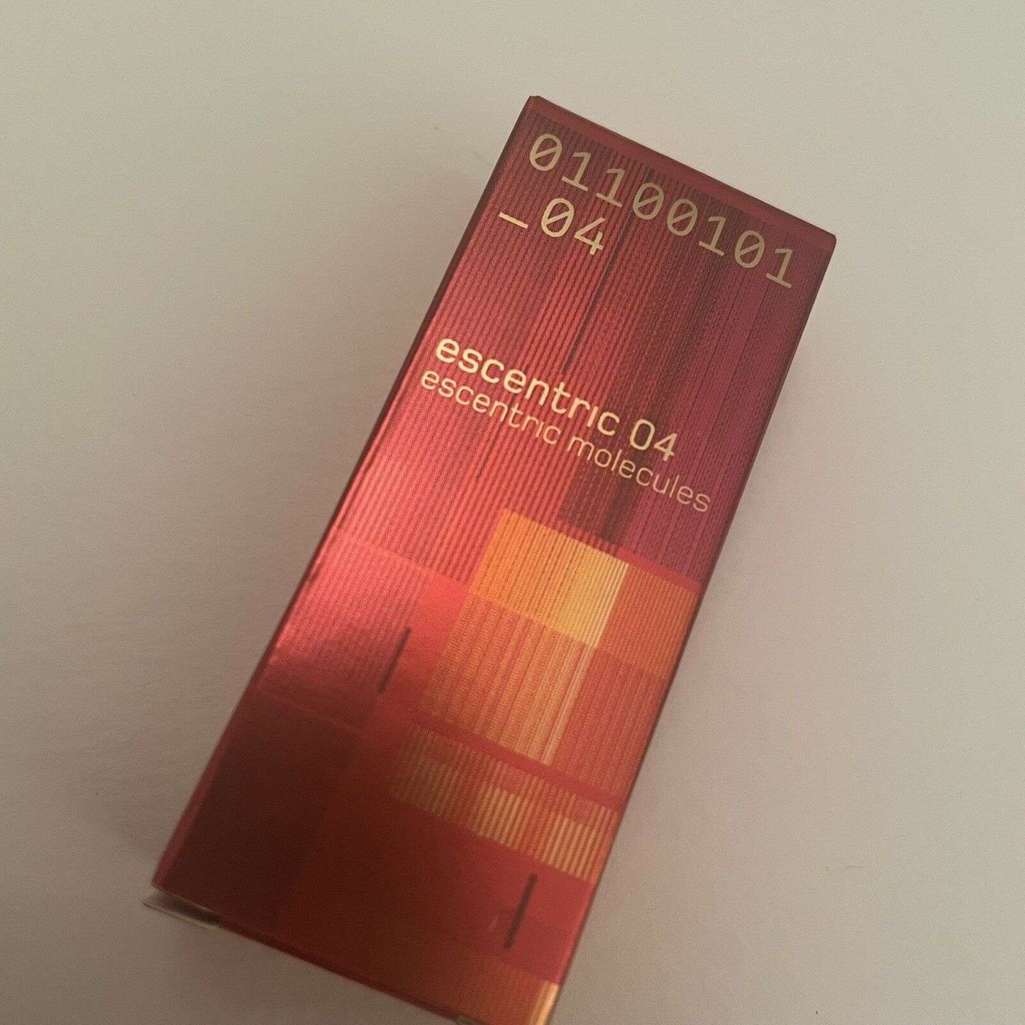Escentric Molecules Escentric 04 2ml 0.07 fl. oz. hivatalos parfüm minta, Escentric Molecules Escentric 04 2ml 0.07 fl. oz. amostra oficial de perfume, Escentric Molecules Escentric 04 2ml 0.07 fl. oz. 官方香水样品, Mostră oficială de parfum Escentric Molecules Escentric 04 2ml 0.07 fl. oz., Escentric Molecules Escentric 04 2ml 0.07 fl. oz. oficiální vzorek parfému, Escentric Molecules Escentric 04 2ml 0.07 fl. oz. επίσημο δείγμα αρώματος,